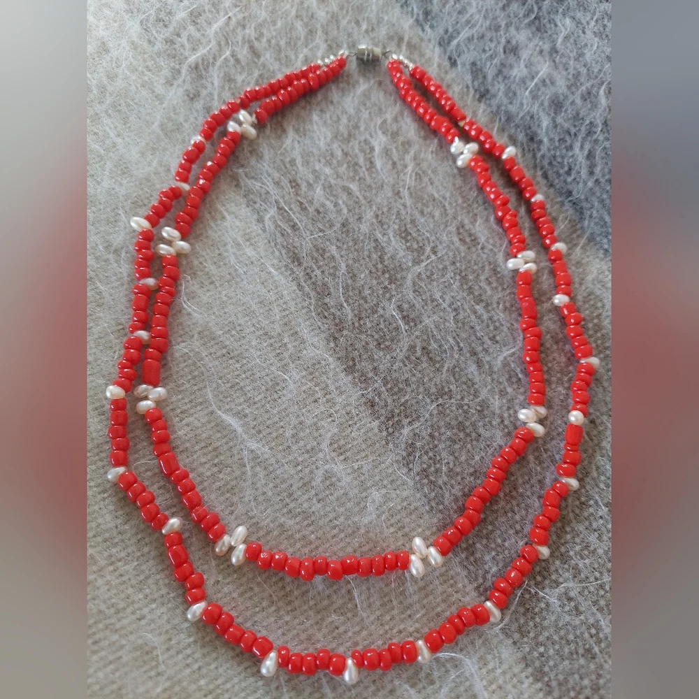 Coral glass and tear-drop pearl necklace - Picture 4 of 5
